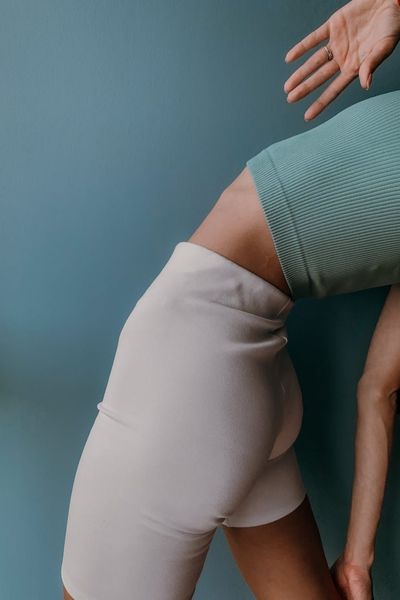A vertical shot of an athlete engaging their core muscles.